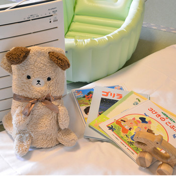 ぬいぐるみで遊ぶ赤ちゃんとお母さん