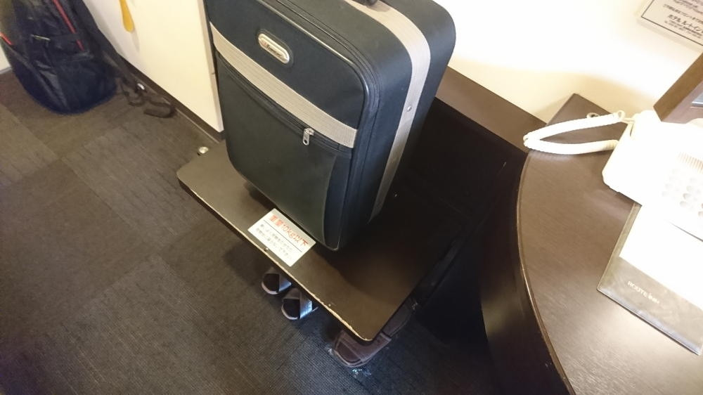 スーツケース置きがあります　　