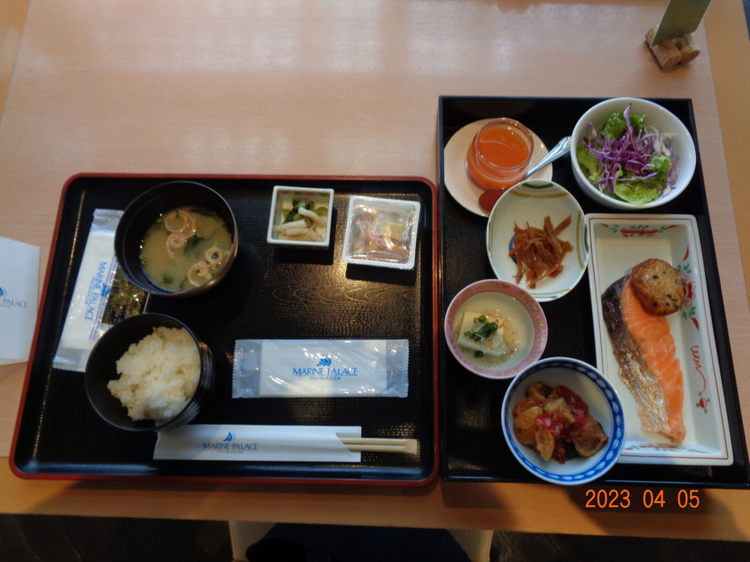 朝食は少し寂しいビジネスホテル並み