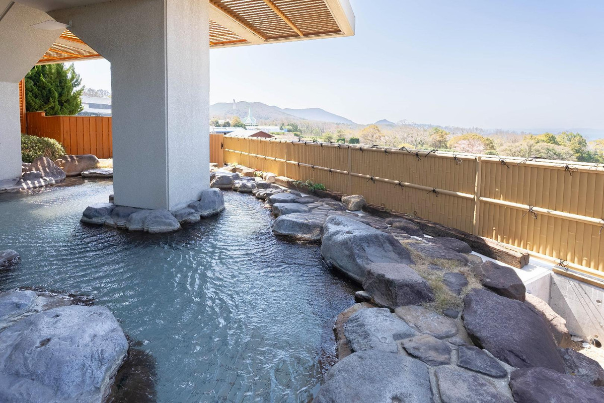 Open-air bath in the sky