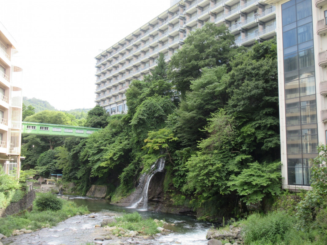 本館の下から箒川に流れ出ている「七絃の滝」