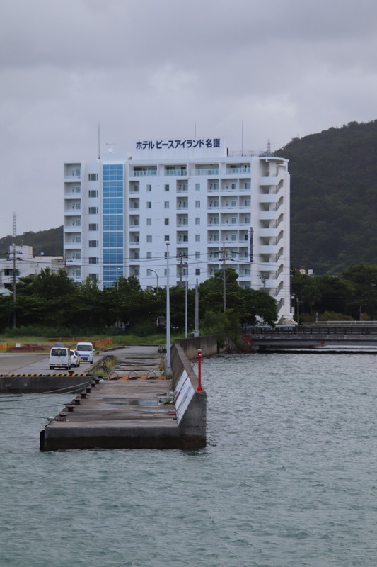 漁港から見たホテル