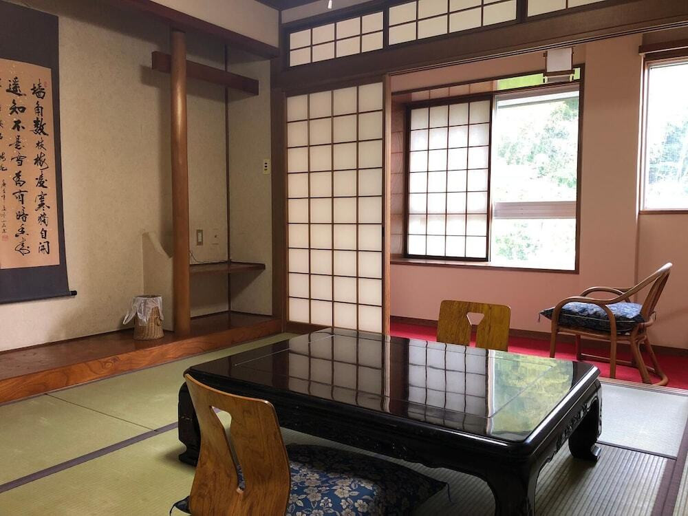 客室内のダイニングエリア