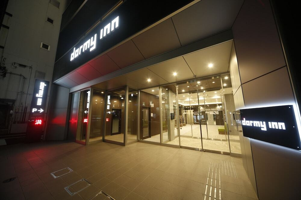 施設の正面 (日没後)