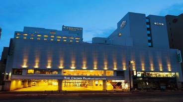 施設の正面 (日没後) / 1