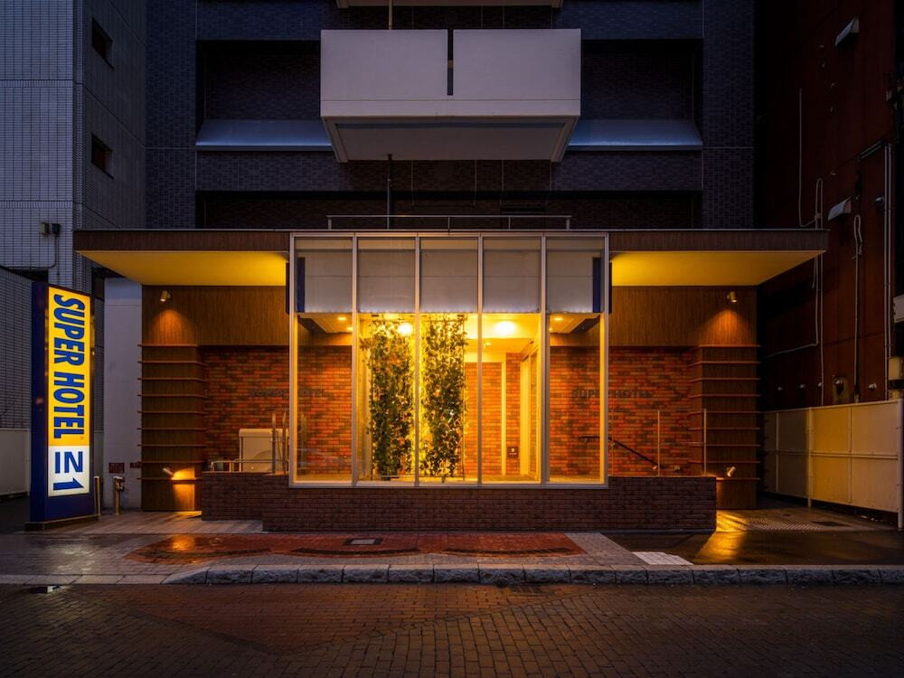 施設の正面 (日没後)