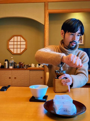 客室にはコーヒー豆とミルがあり、好きな時に挽きたての一杯を楽しめる / 3
