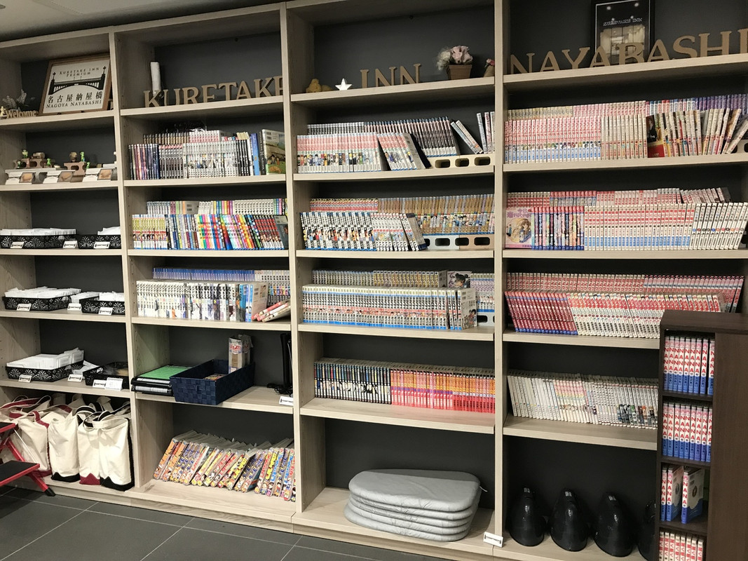 1階フロント横エレベーター前のアメニティとコミック