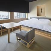 ONSEN RYOKAN YUEN SHINJUKU(温泉旅館 由縁 新宿)（東京都 旅館）：小上がりスペースが和モダンの雰囲気たっぷりなお部屋。大きなキングベッドに寝転んでのんびり過ごせば、日ごろの疲れも吹き飛びそう。
●おすすめシーン／友人とのホカンス、まったり女子会 / 4