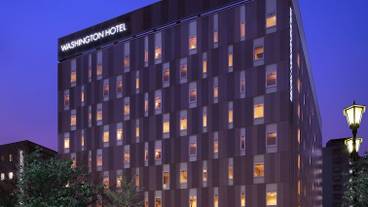 施設の正面 (日没後) / 1