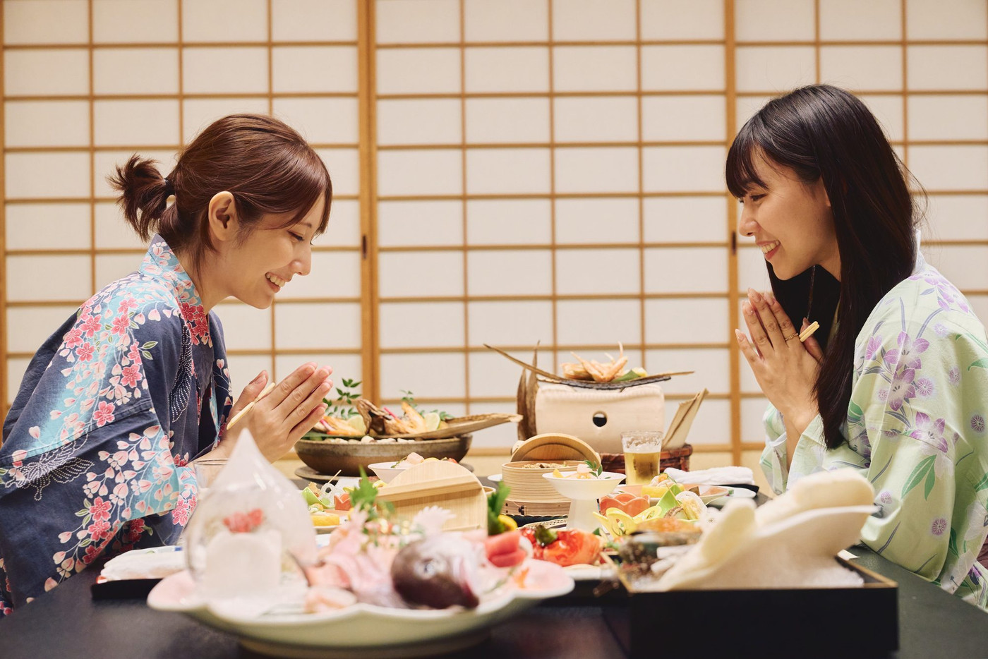 旅館で食事を楽しむ女性たち　撮影協力・白玉の湯 泉慶