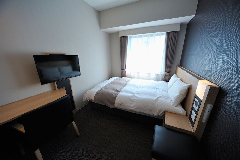 具だくさんみそ汁とおにぎりなどをいただくビュッフェ朝食3770009