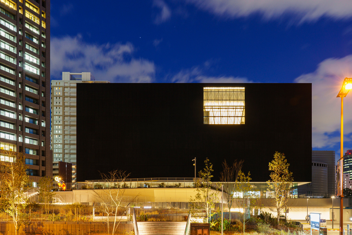 大阪中之島美術館 日没後 夜景【2022年2月撮影】