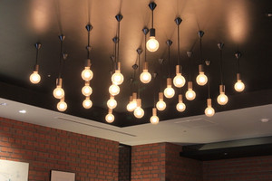 ロビーのシャンデリア