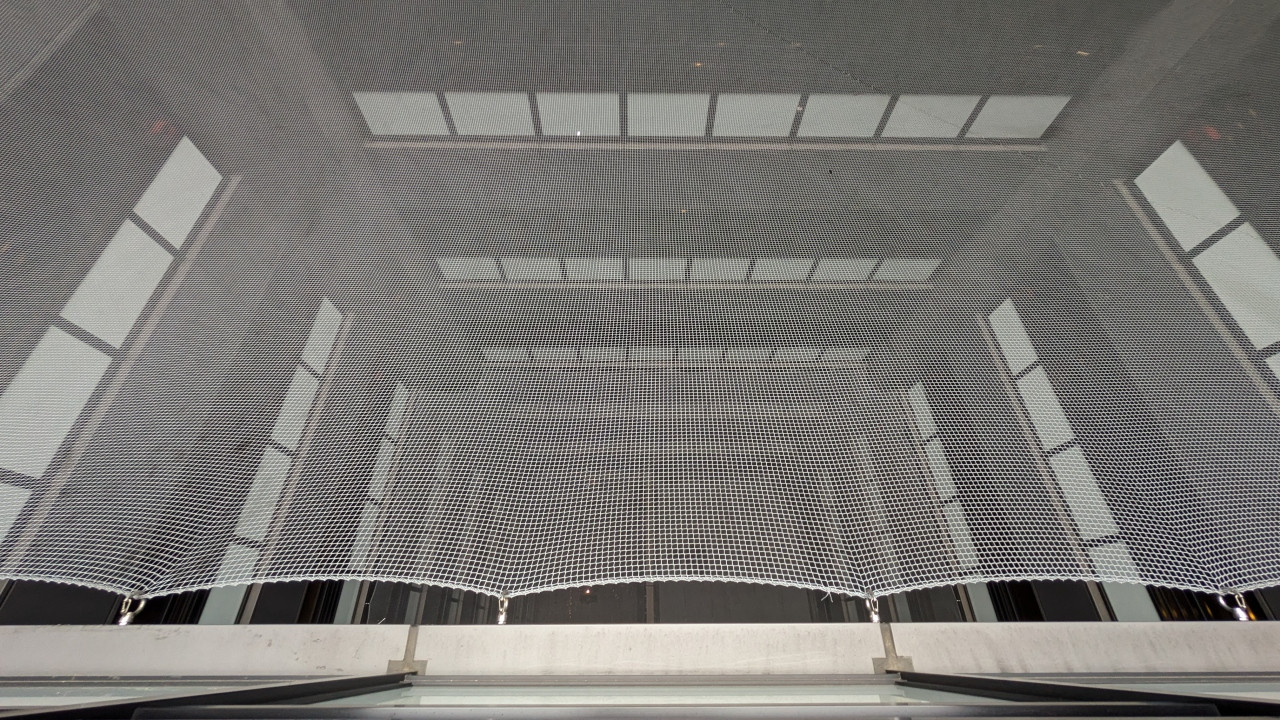 吹き抜けですが、落下防止のネットが各ロアーに有ります