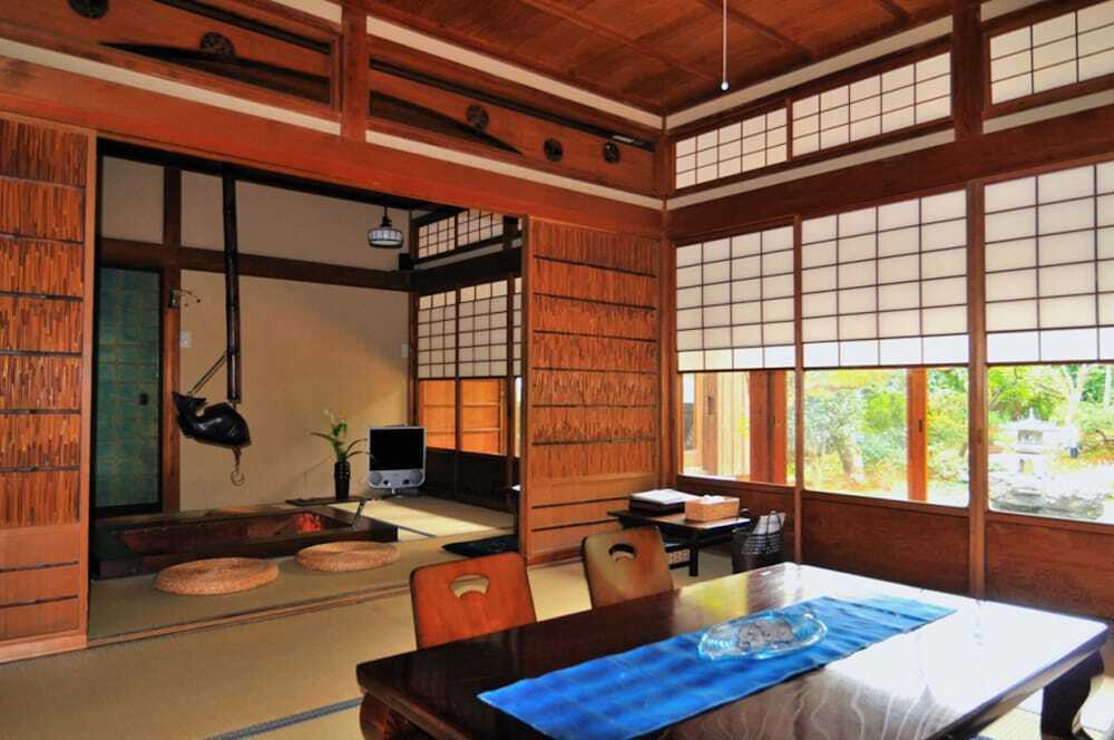 客室内のダイニングエリア