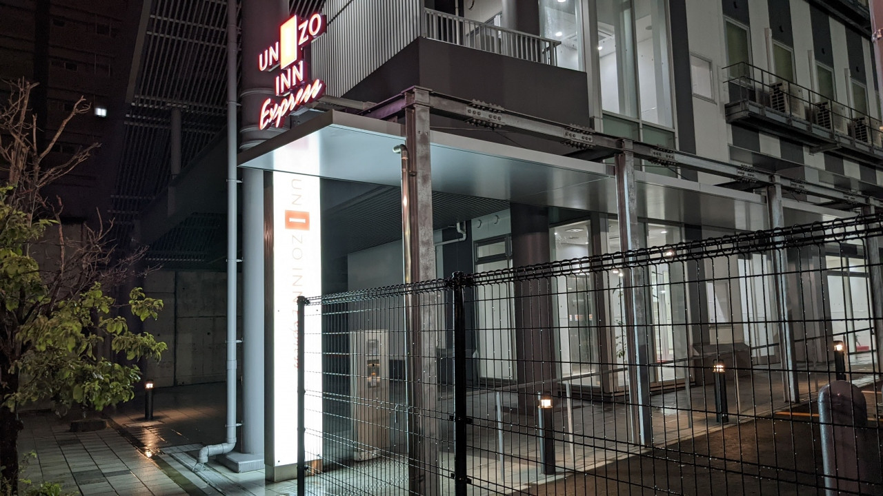 駅からバスロータリーを過ぎ、そのまま直進すると有り。入り口分