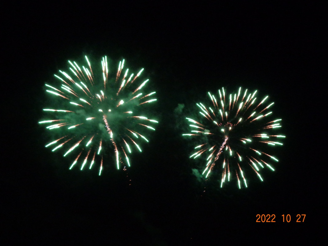 21時少し前に湖で花火が上がりました。（10分位見れました）