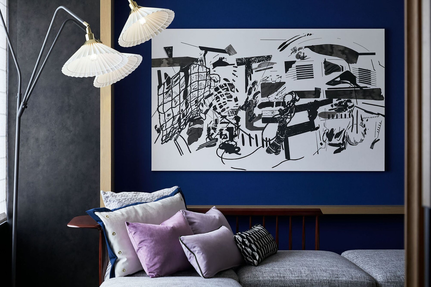 ベットの上で座る女性