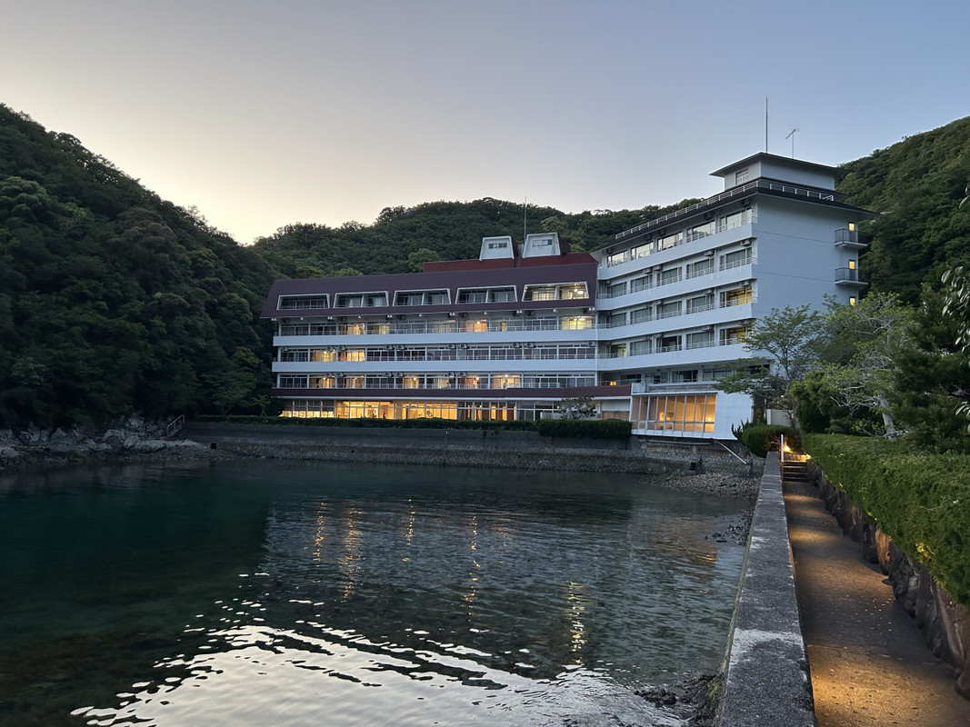 露天風呂側からのホテル全景