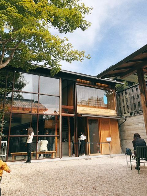 ホテルから徒歩約6分、京町家を改装した「ブルーボトルコーヒー 京都カフェ」。コーヒー3種とスイーツ2種を味わえる予約制の“コーヒーコース”は、世界中の店舗で唯一ここのみで体験できる / 2