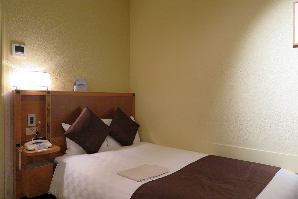 クッション奥の枕は「エアウィーヴ」と「王様の夢枕」の2種