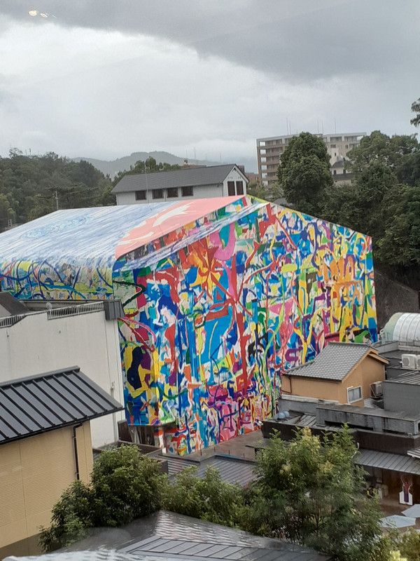 窓から大改修中の名物温泉が見えます