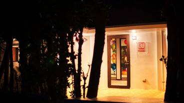 施設の正面 (日没後) / 3