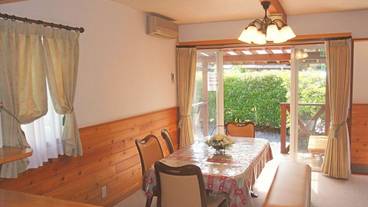 客室内のダイニングエリア / 16