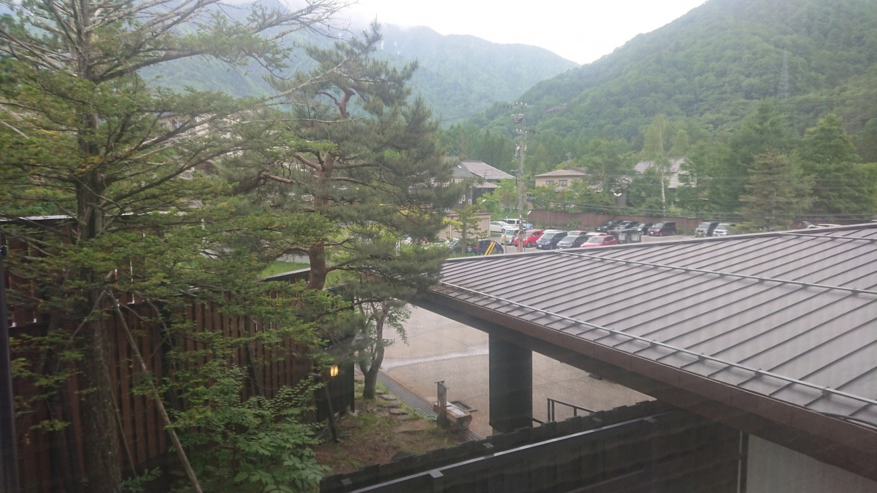 正面入り口が見えます。