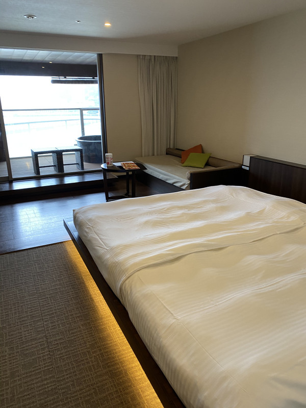 「ジュニアスイート」のお部屋に宿泊。危ない家具がない広々とした空間で、赤ちゃんをハイハイさせるのも安心でした。家族4人、川の字で眠れました♪