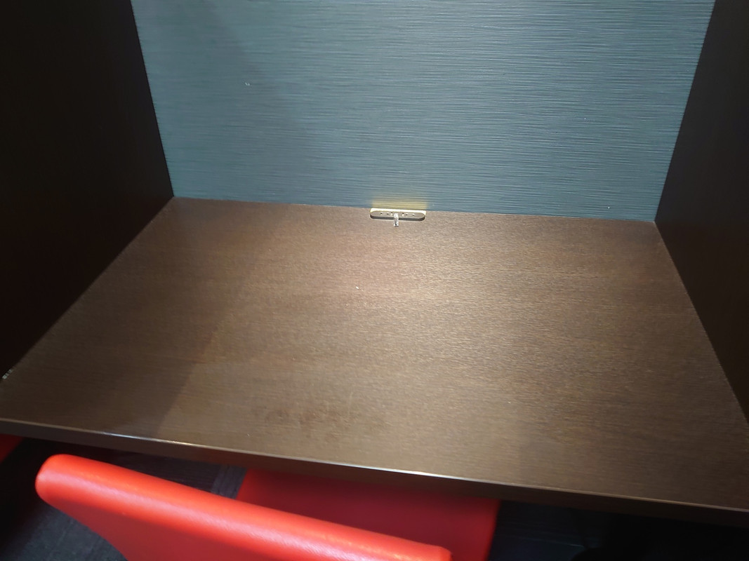 デスクはこうなっていてコンセント使用可能。