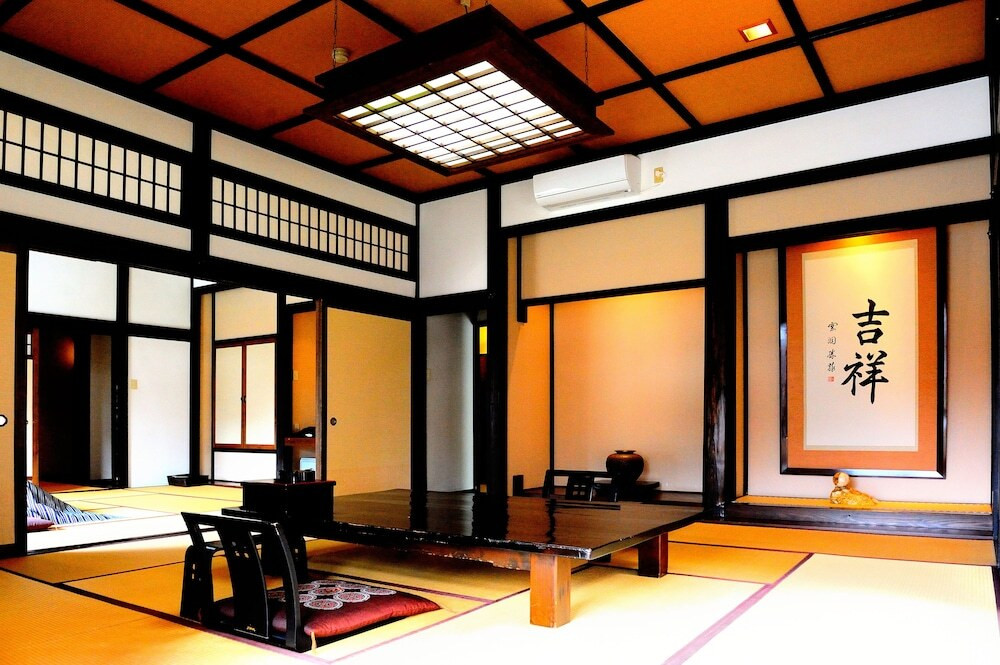 客室内のダイニングエリア