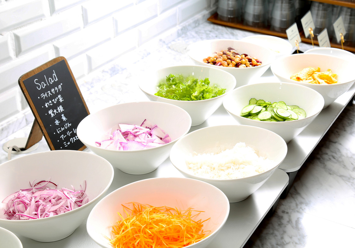 朝食ビュッフェのサラダ