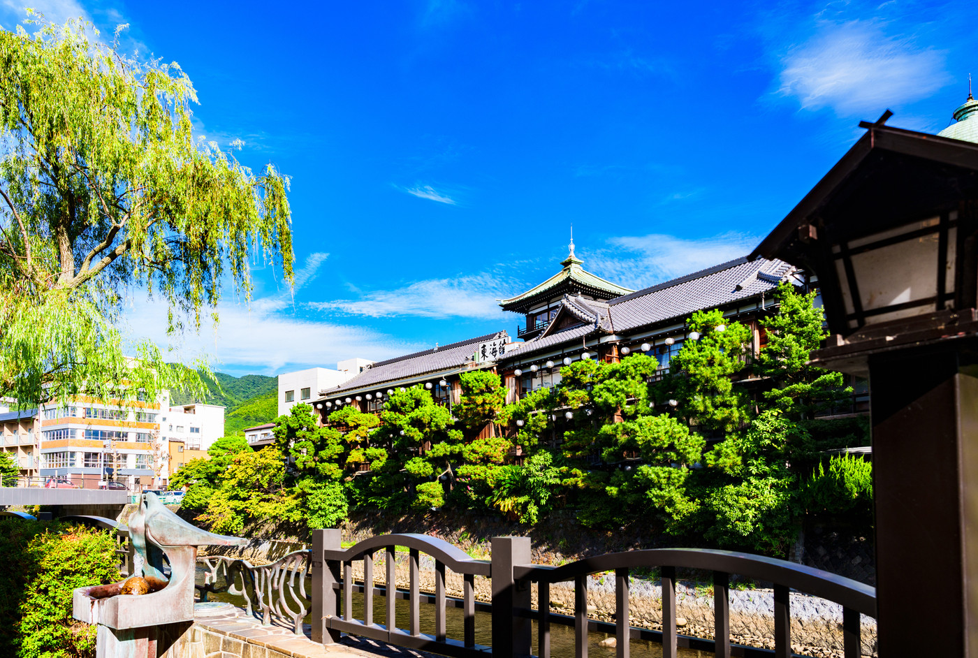 伊東温泉 の シンボル的 建造物 である 東海館 【 伊豆 の 温泉地 の イメージ 】