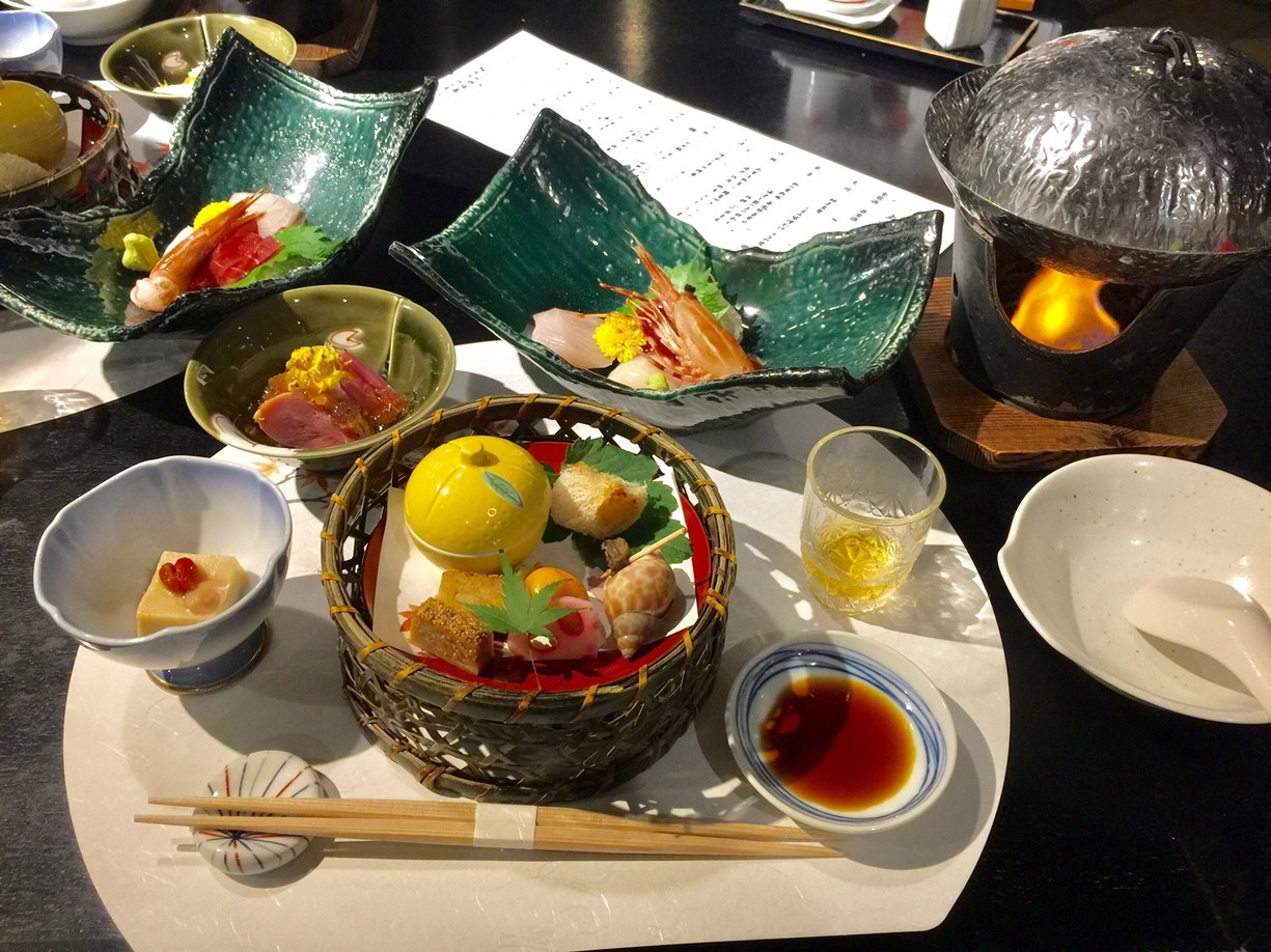 「メルヴェール箱根強羅 」 料理 94128402 メルヴェール会席　松　スタート　最初にセットされてる盛り付け