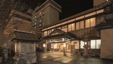 施設の正面 (日没後) / 2