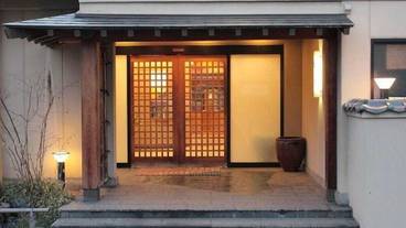 施設の正面 (日没後) / 2