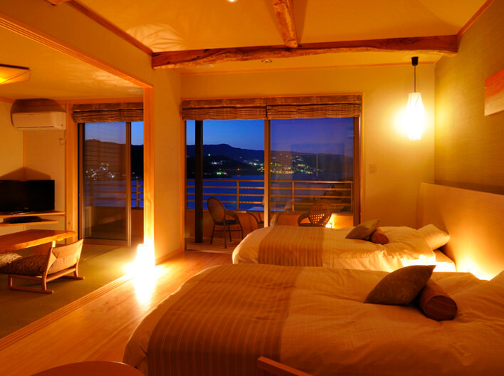 客室露天風呂から海と花火の競演を楽しむ4273122