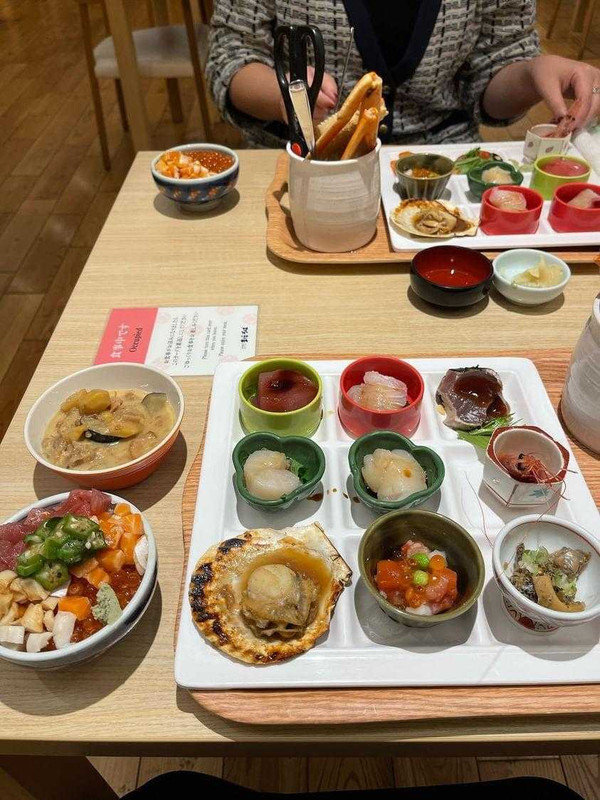 「個人的にホタテが好きなので、ホタテのお刺身、焼き、おかずがあって最高でした」とkana.trip_8.8.8さん。北海道の味覚を大満喫できそう / 3