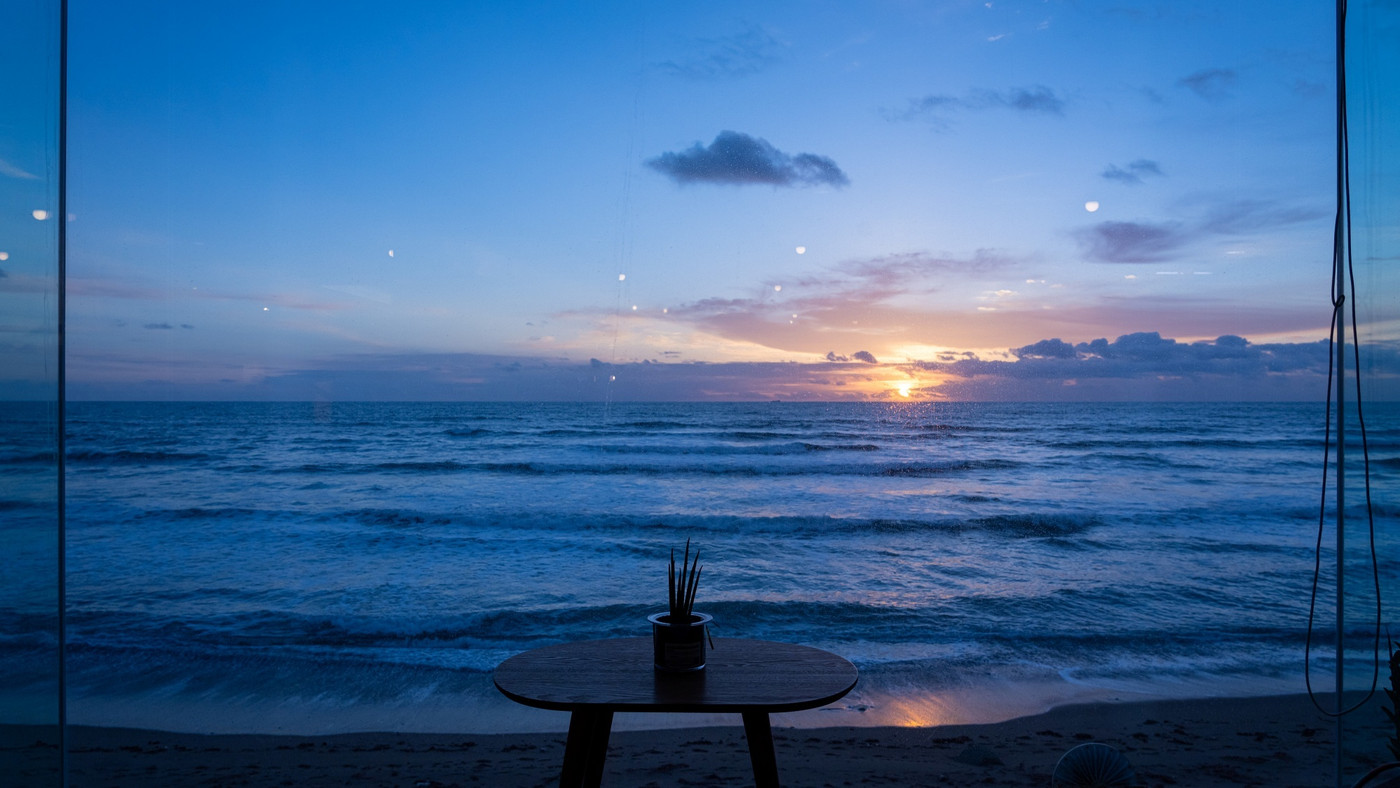 大きな窓から日の入りを眺めて、ふたりの穏やかな時間を3527657