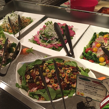 「シェフズ ライブ キッチン」 料理 35427266 サラダも豪華です＼(^o^)／ 左上が加賀野菜“金時草麺”とからし菜のサラダ (金時草をそばに練り込みサラダにしたからし菜の辛みが効いたサラダ） 右上が天然真鯛のカルパッチョ（春の庭園風桜の...