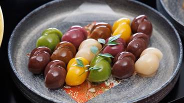 ラウンジお菓子 舟和の「あんこ玉」 / 2