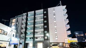 施設の正面 (日没後) / 1