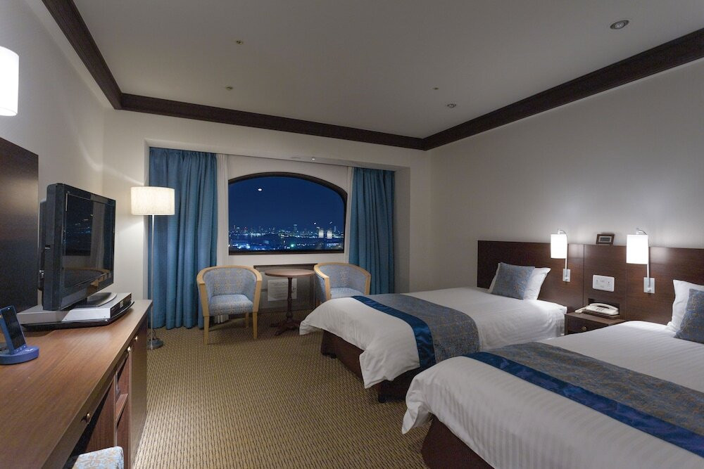 カーブを描く窓から、絵画のような景色を楽しんで3406344