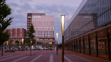 施設の正面 (日没後) / 5