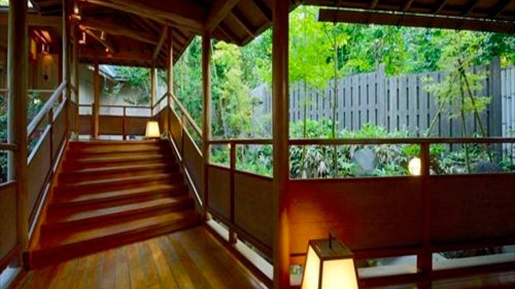 静けさと川のせせらぎ
緑に包まれる滞在 / 3