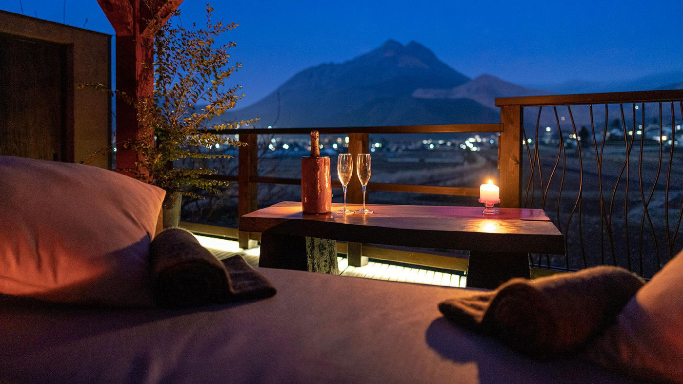 黒いブラウスの女性