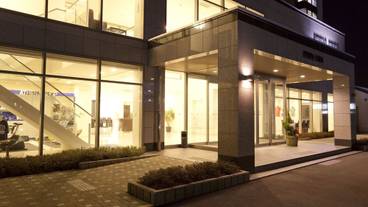 施設の正面 (日没後) / 1