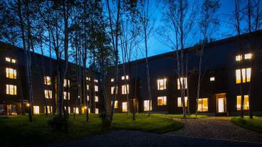 施設の正面 (日没後) / 2